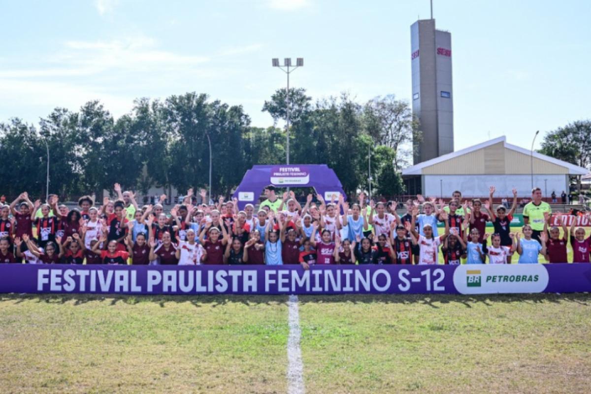 Atletas de todos os times reunidas no pórtico do festival