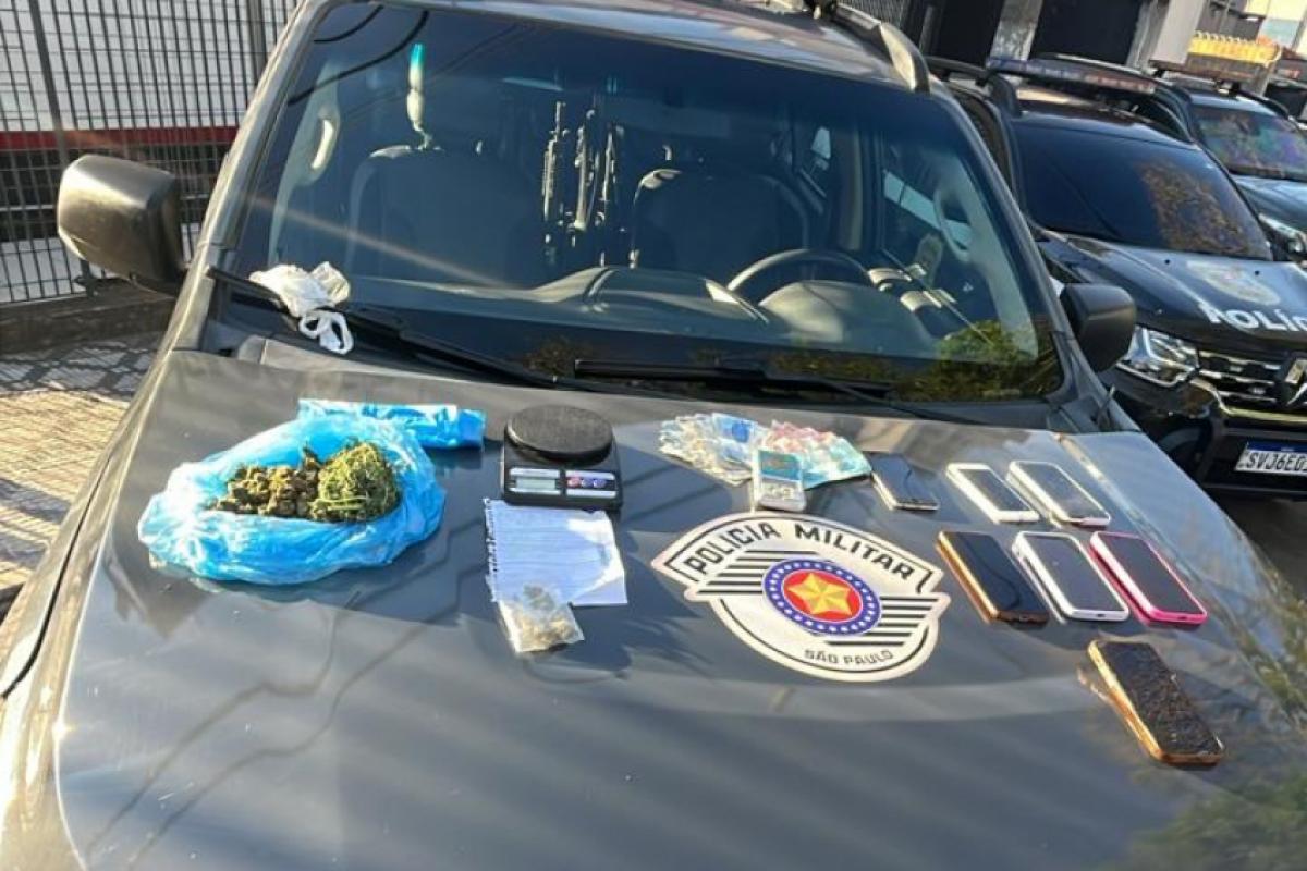 Apreensão de drogas, celulares, dinheiro e anotações em Taubaté