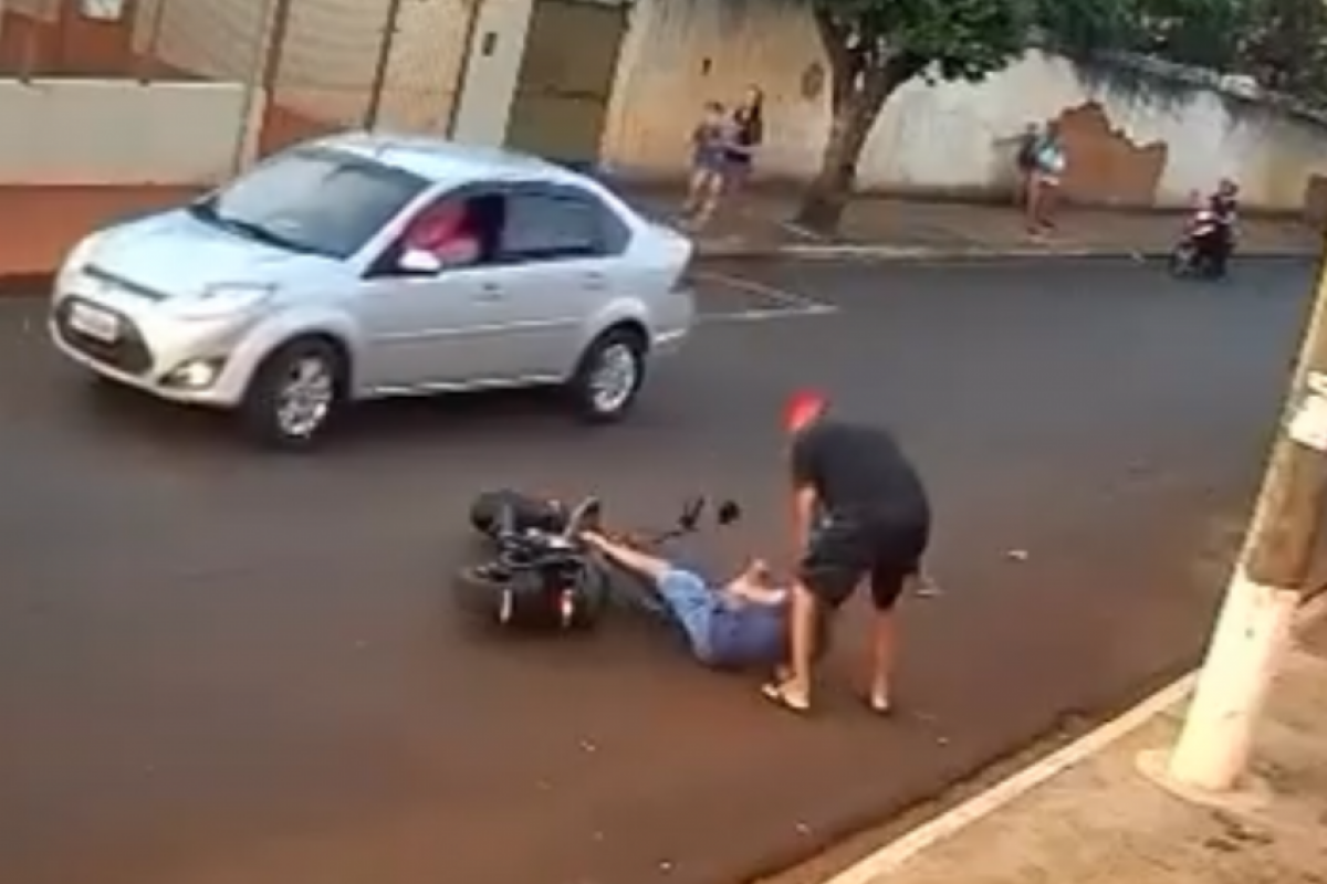 Homem agride jovem com deficiência em via pública 