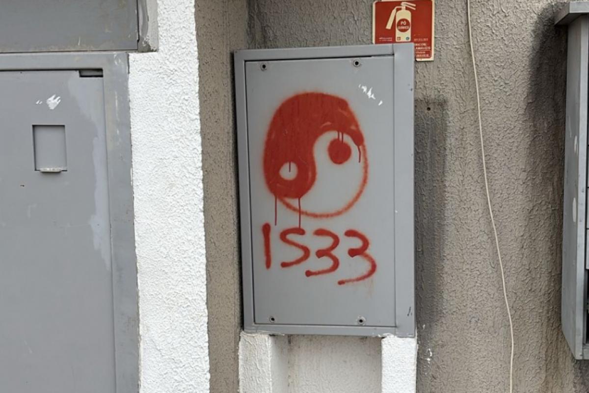 Pichação com símbolos do PCC no Vale