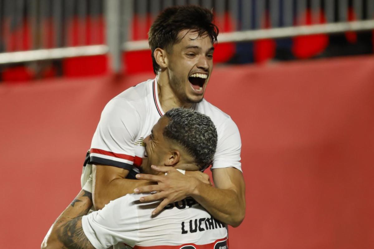 Bobadilla comemora gol com Luciano: São Paulo voltou a vencer