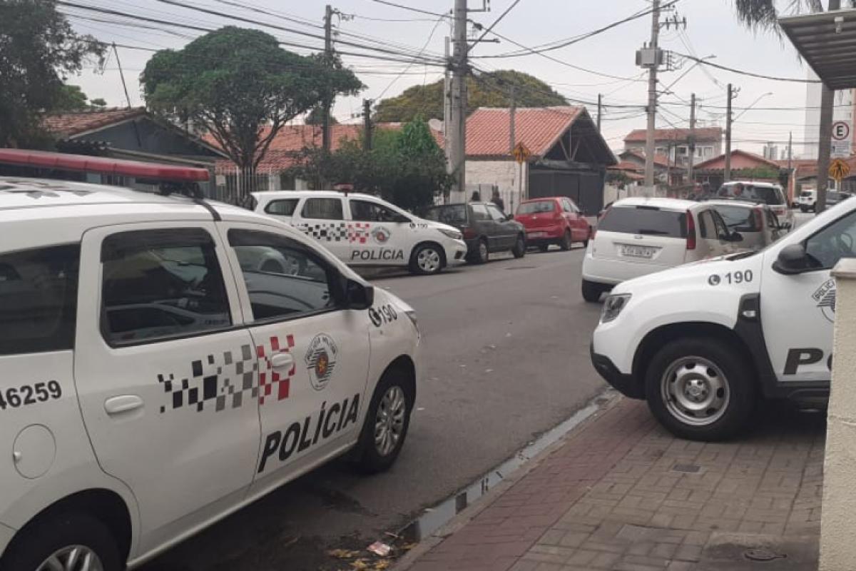 Viaturas da Polícia Militar nas proximidades do local da ocorrência