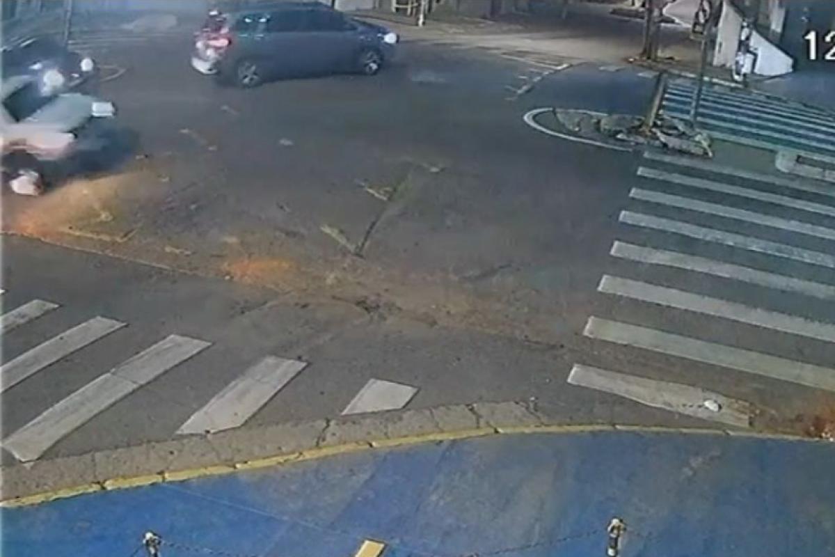 Câmeras de segurança registraram o momento da colisão 