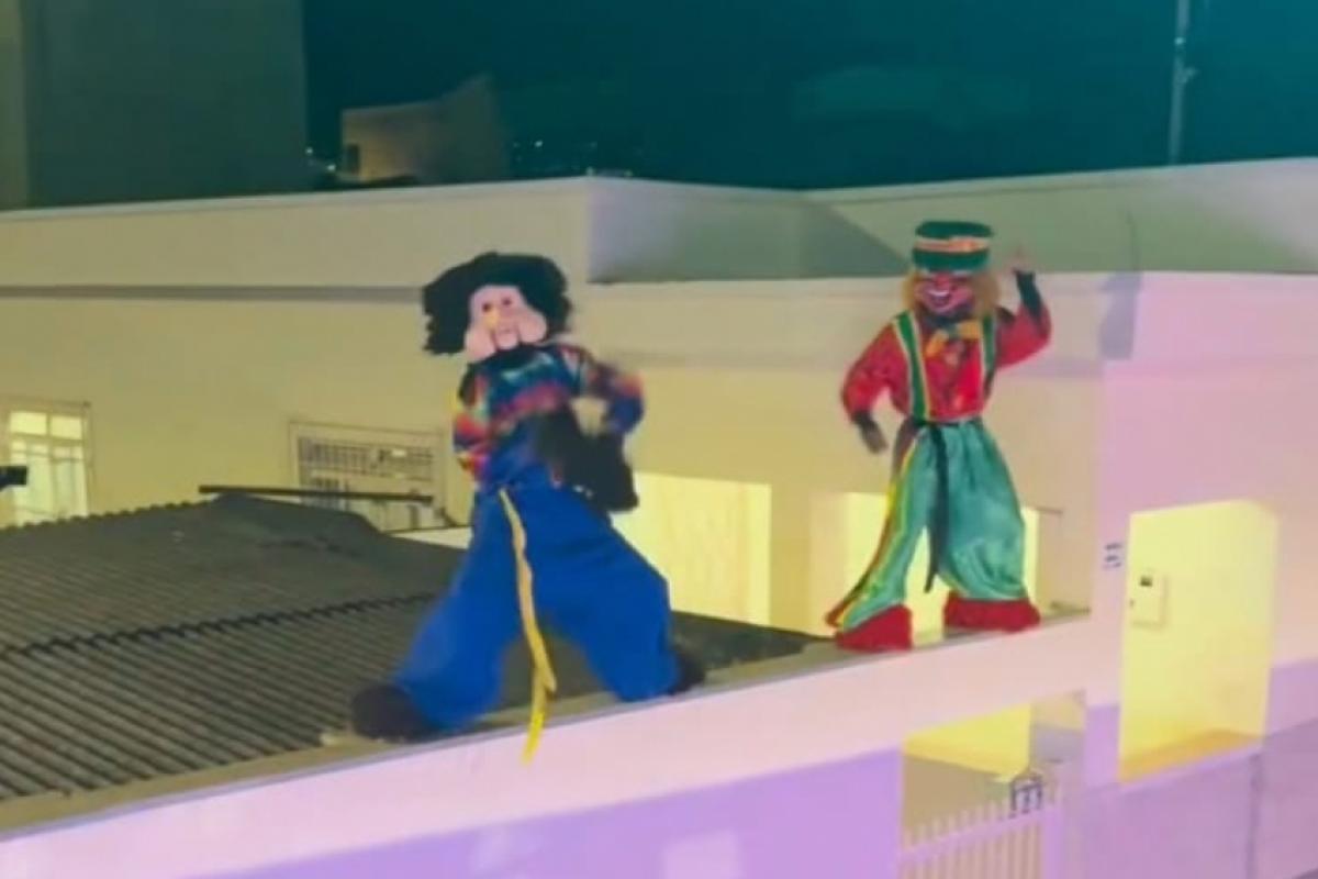 'Fofão' e 'Patatá' durante a apresentação sobre o muro