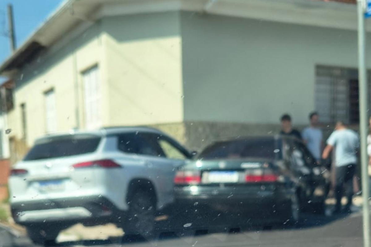 Toyota Corolla Cross e Volkswagen Santana após a batida no Centro, em Franca