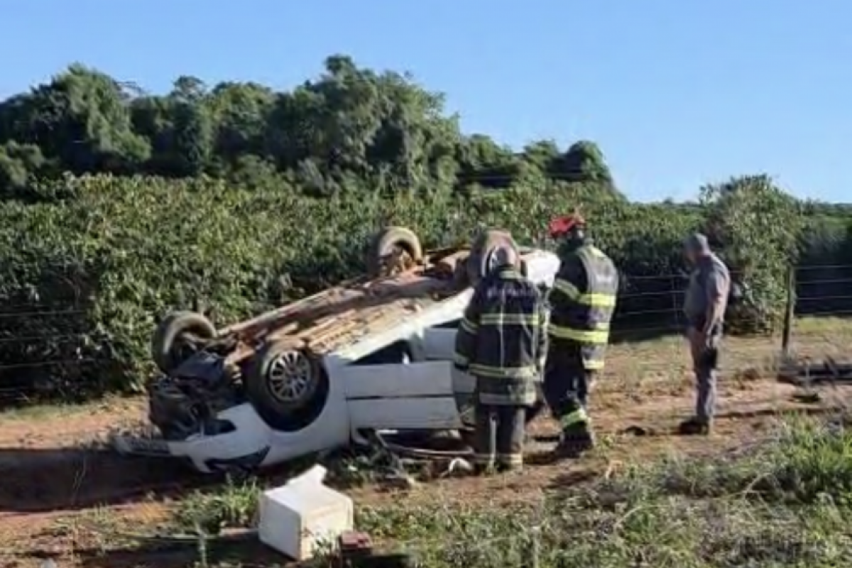 Carro capotado no acostamento da rodovia João Traficante