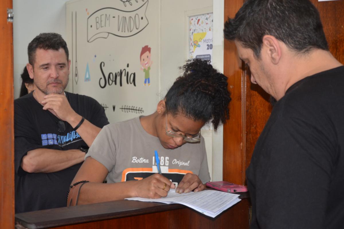 Pais realizando matrículas de seus filhos