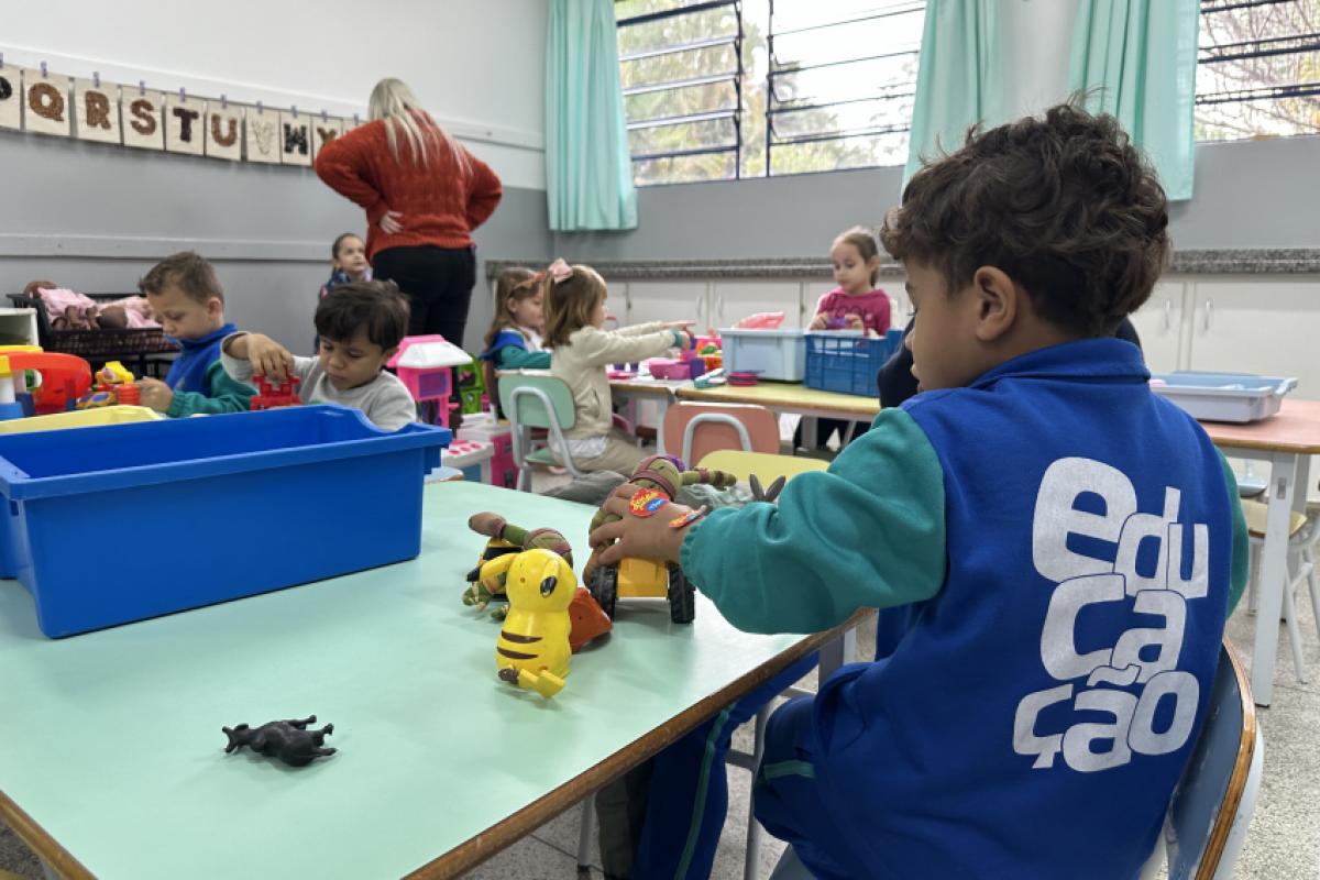 A aquisição será feita por quatro lotes, com até 798.600 itens no total, que serão distribuídos aos alunos.