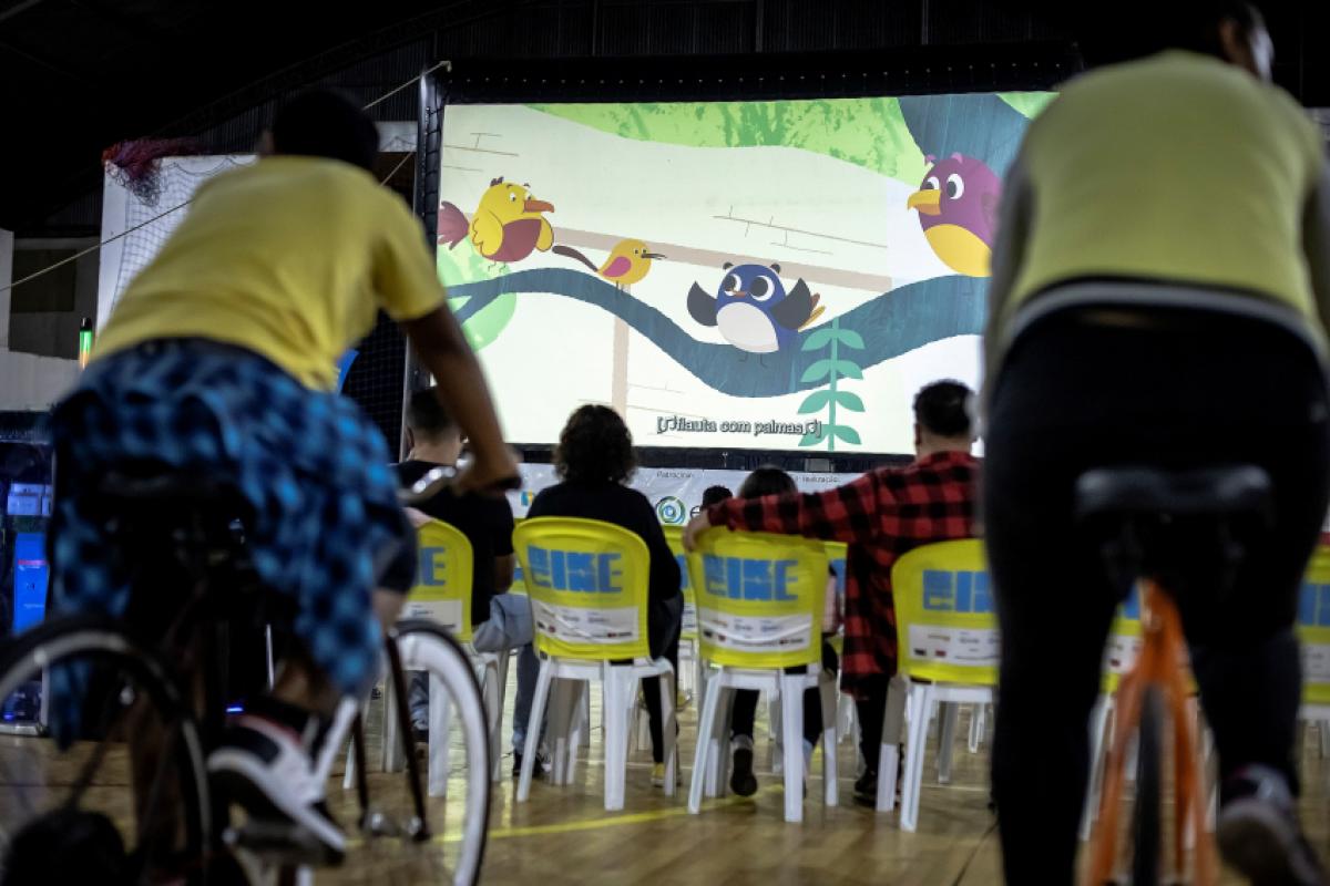 A energia das pedaladas se transforma em energia elétrica, pela cinética gerada dos movimentos do pedal.