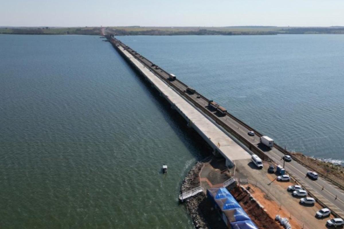 Ponte fica na rodovia Dr. Mário Gentil (SP-333), entre os quilômetros 229,960 e km 232,400, e liga Novo Horizonte a Pongaí