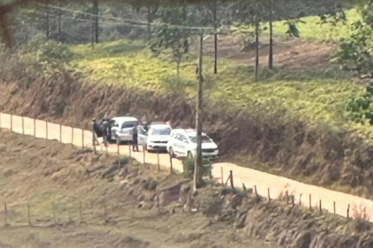 Local onde o corpo foi encontrado dentro do veículo