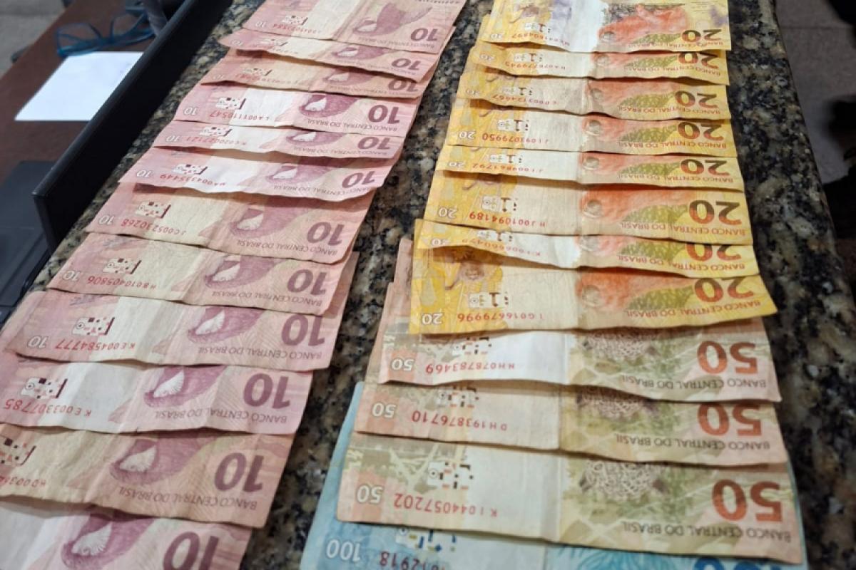 A sacola tinha dinheiro em espécie e porções de drogas