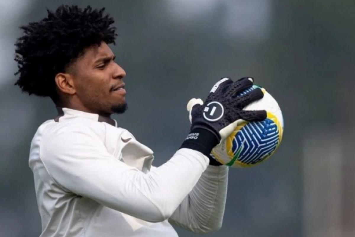 Hugo Souza não atuou contra o Peixe por dois motivos: estava na Data Fifa e suspenso pelo acúmulo de cartões amarelos