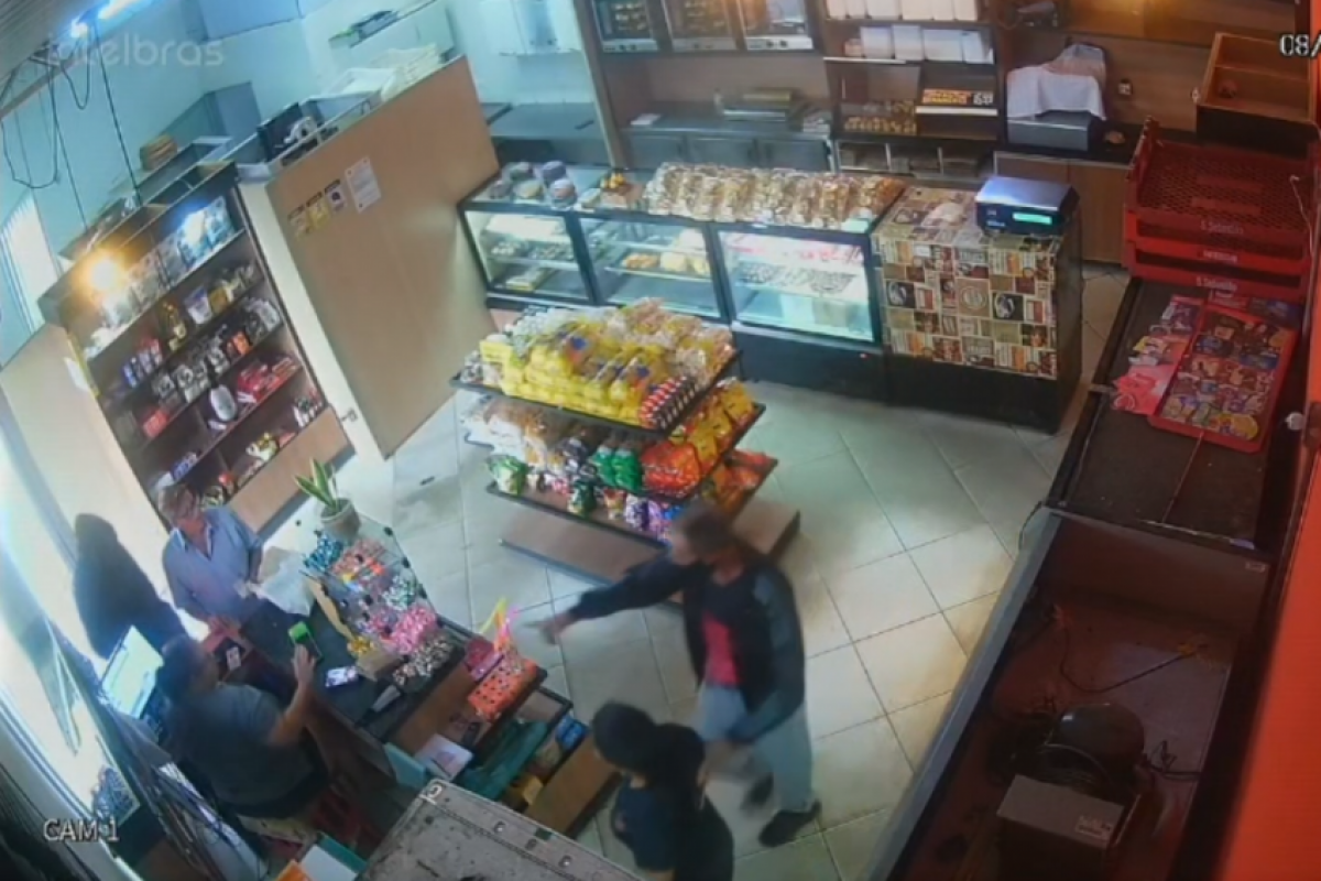 Padaria foi assaltada na manhã desta quarta-feira, 8; nas imagens, momento em que criminoso rende funcionária 