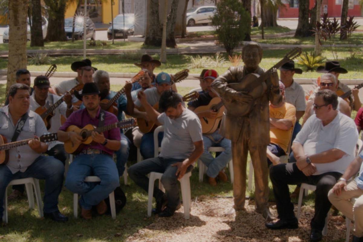O documentário 'Dino Franco, a Raiz do Sertanejo' explora a trajetória e o legado musical do icônico cantor e compositor de clássicos sertanejos.
