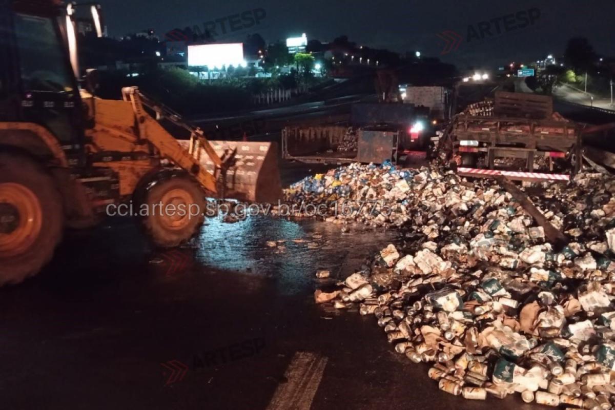 A carga de cerveja teve que ser transbordada por equipes da concessionária e o motorista não sofreu ferimentos.