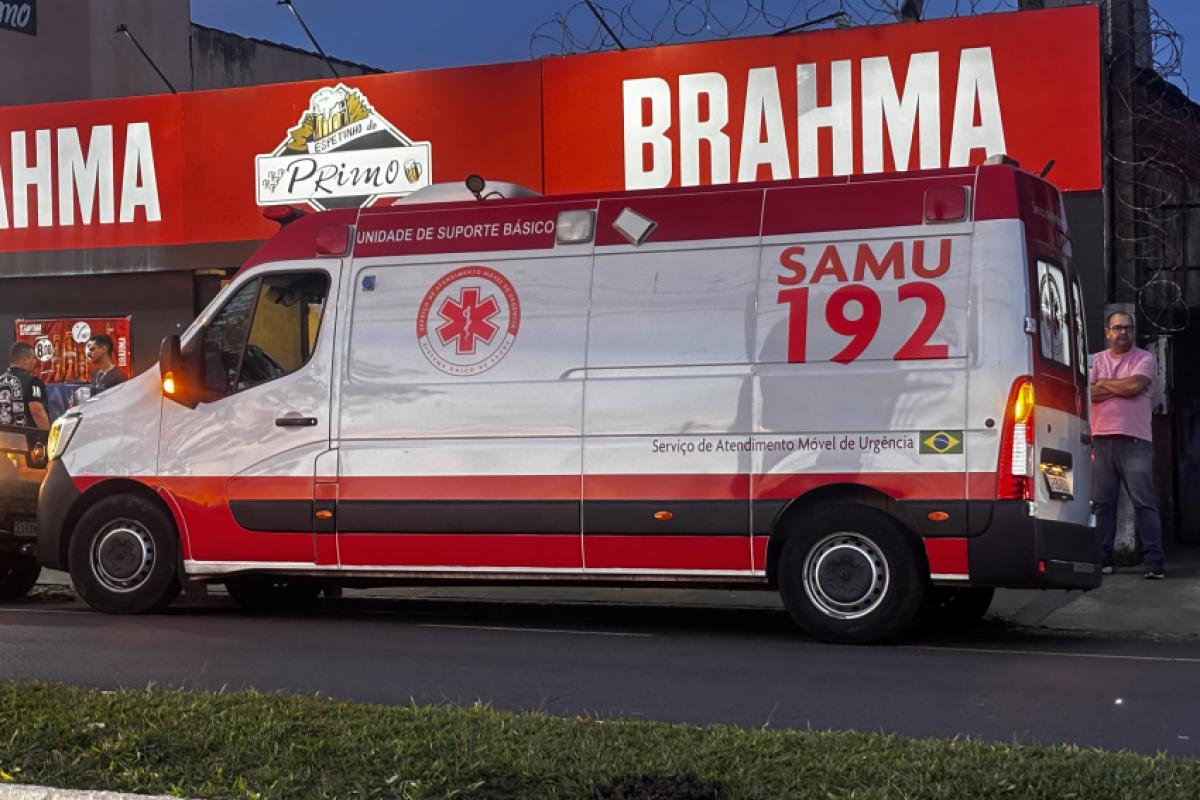 Viatura do Samu durante o atendimento a paciente que passou mal em espetinho