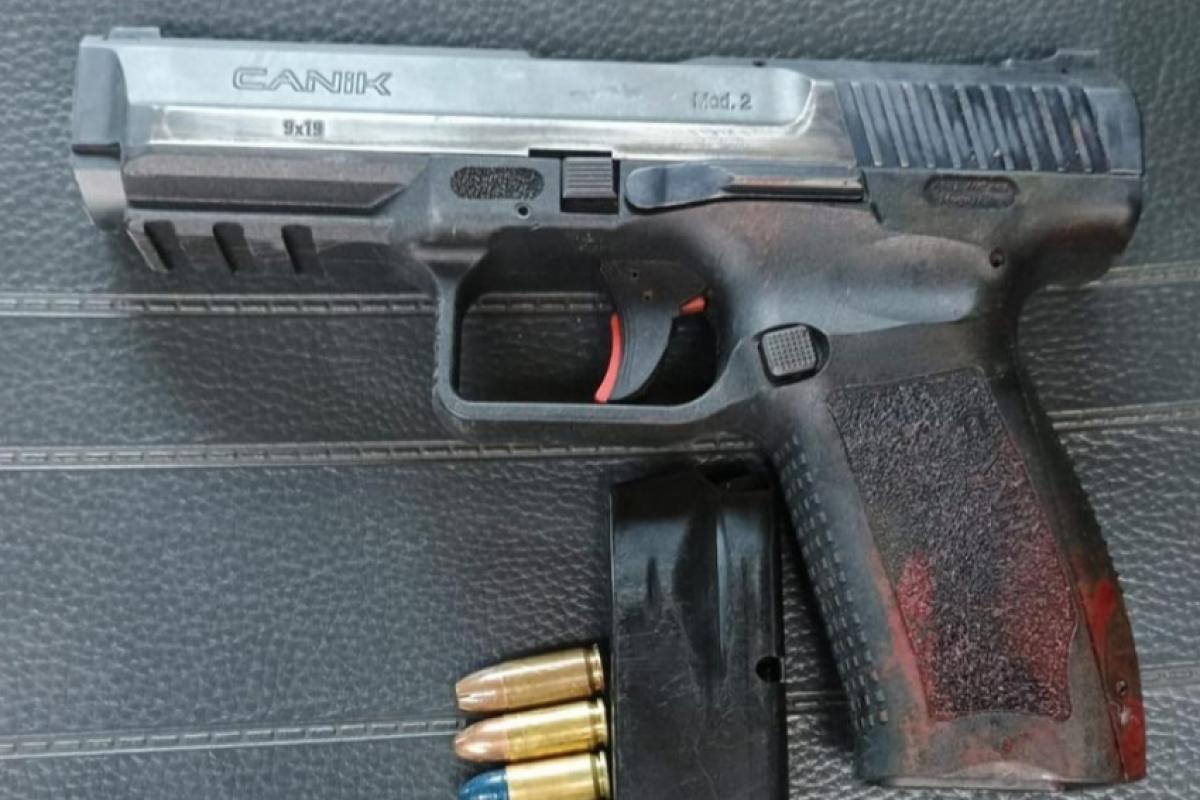 A arma do homem foi apreendida pela polícia. 