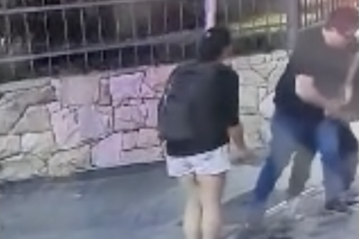 As imagens mostram Pacheco sendo atacado em uma esquina da rua Itambé, em Higienópolis.