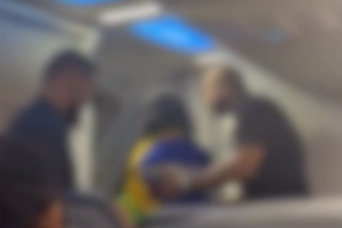 Apesar dos ataques, não havia ninguém com símbolos do PT no voo. 