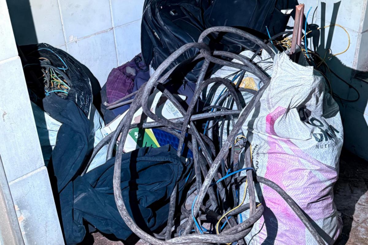 Os fios foram apreendidos pela polícia. 