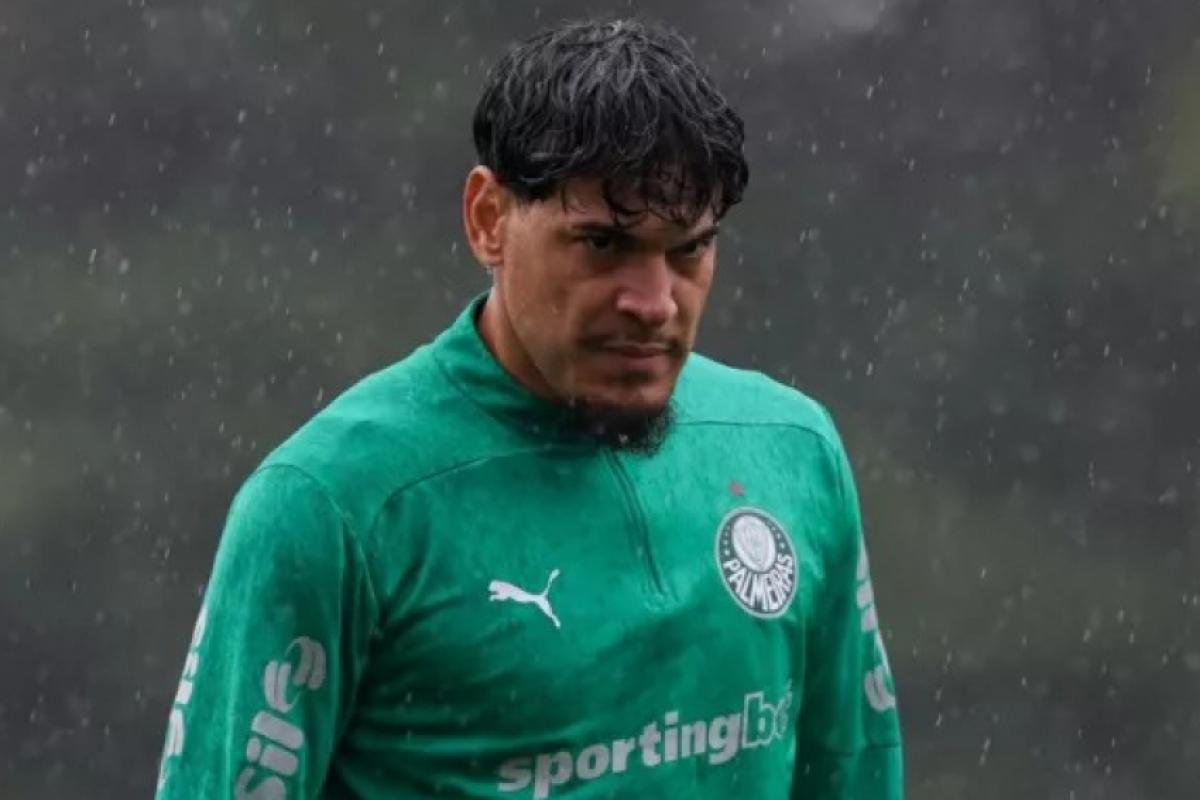 O jogador Gustavo Gómez, em treinamento, na Academia de Futebol