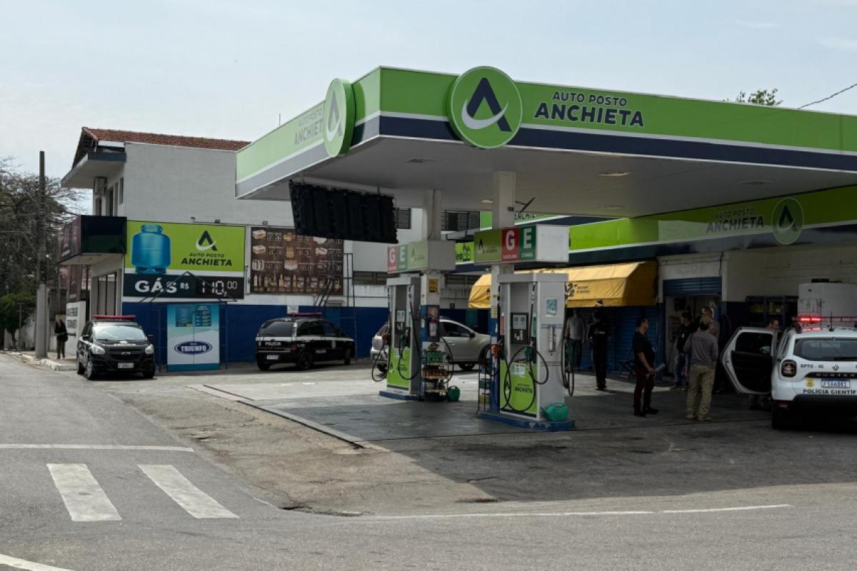 Equipes da Polícia Civil de São José no posto de combustíveis