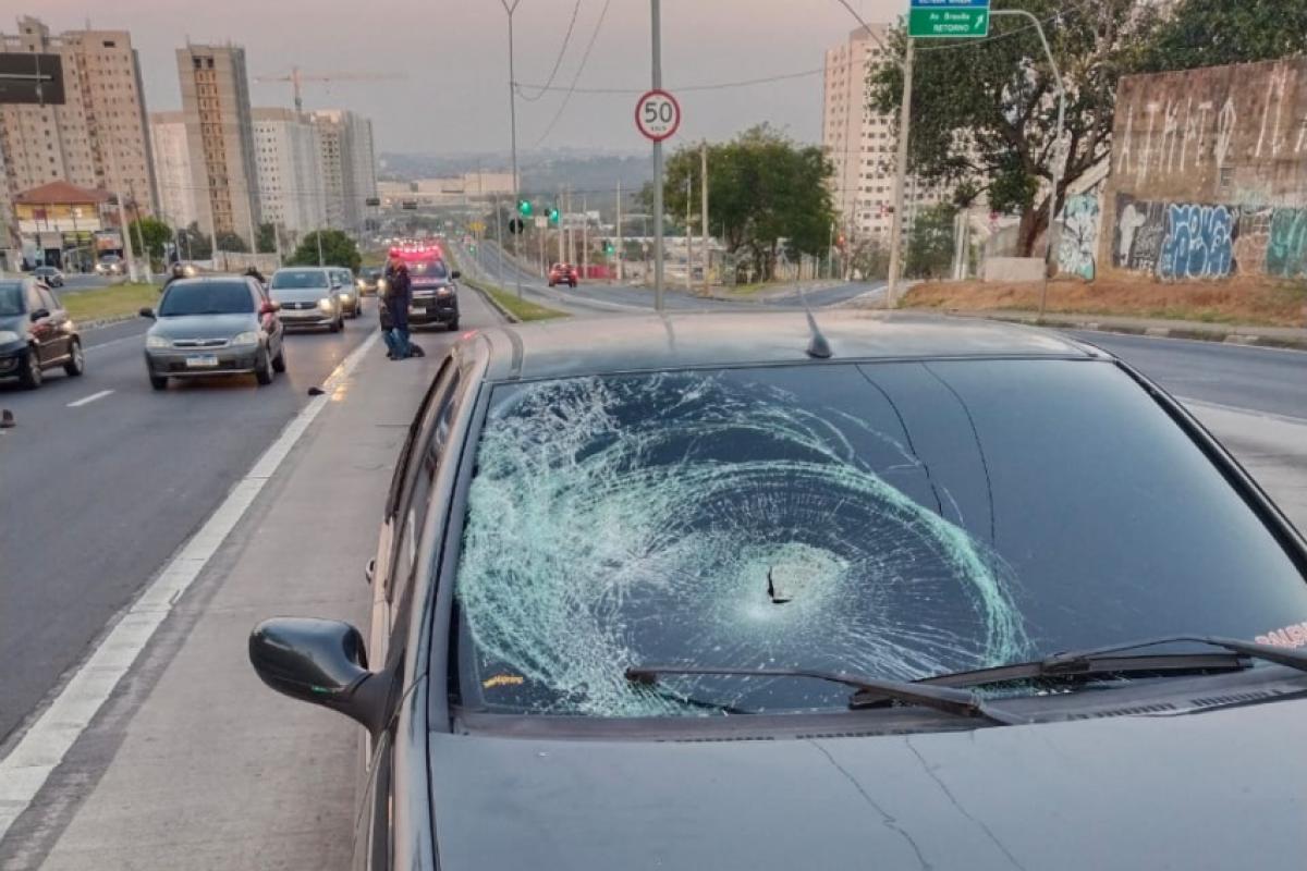 Motorista contou que a vítima teria tentado se jogar na frente de veículos momentos antes, até se chocar contra o seu carro.