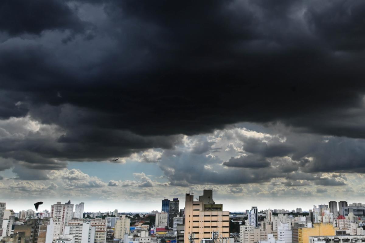 Inmet emite alerta laranja de tempestades para todo o interior paulista, com risco de ventos de 100 km/h, granizo e chuva de até 100 milímetros por dia.