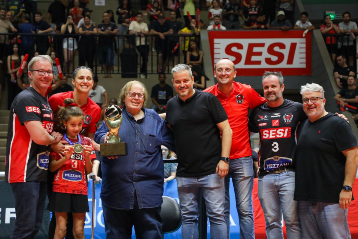 Dani Lins, parte da comissão técnica e diretoria recebem troféu