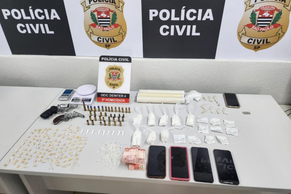 Na operação, também foram localizadas armas de fogo, munições e porções de drogas