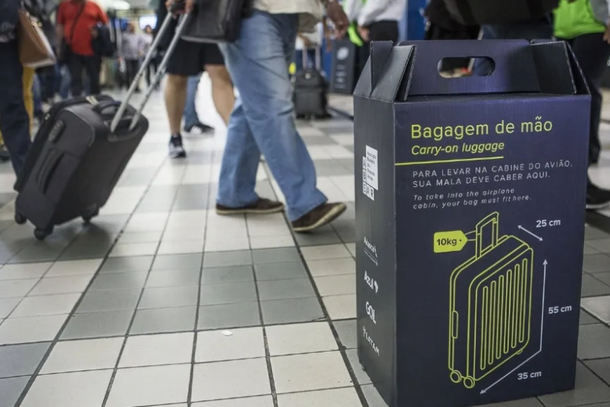Antes gratuitas no país, malas no padrão 55 × 35 × 25 cm agora têm sido cobradas por algumas companhias em determinadas rotas.