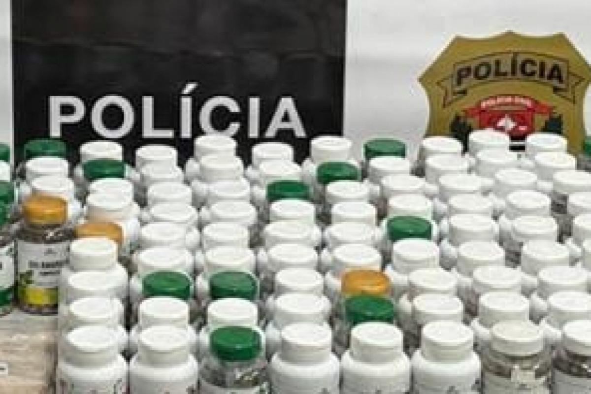 Quase 450 frascos com cápsulas de suplemento alimentar foram apreendidos