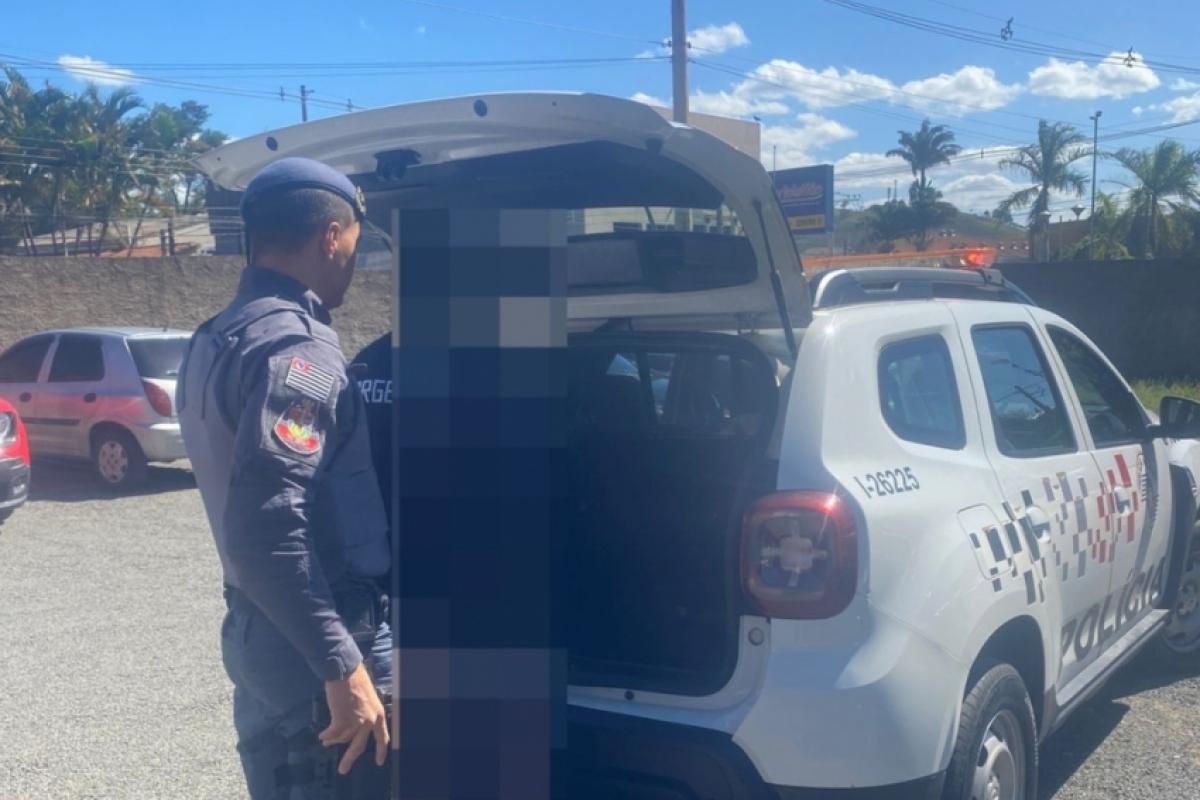 Suspeito, abordado durante patrulhamento, estava com cocaína, crack, maconha e dinheiro trocado.