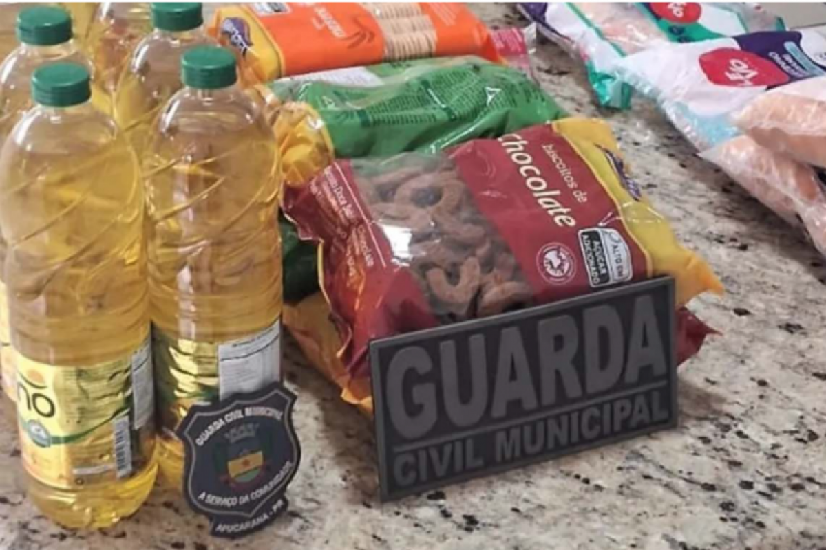 Na picape de uma das mulheres, os agentes encontraram sacolas cheias de produtos, como arroz, biscoito, macarrão e óleo.