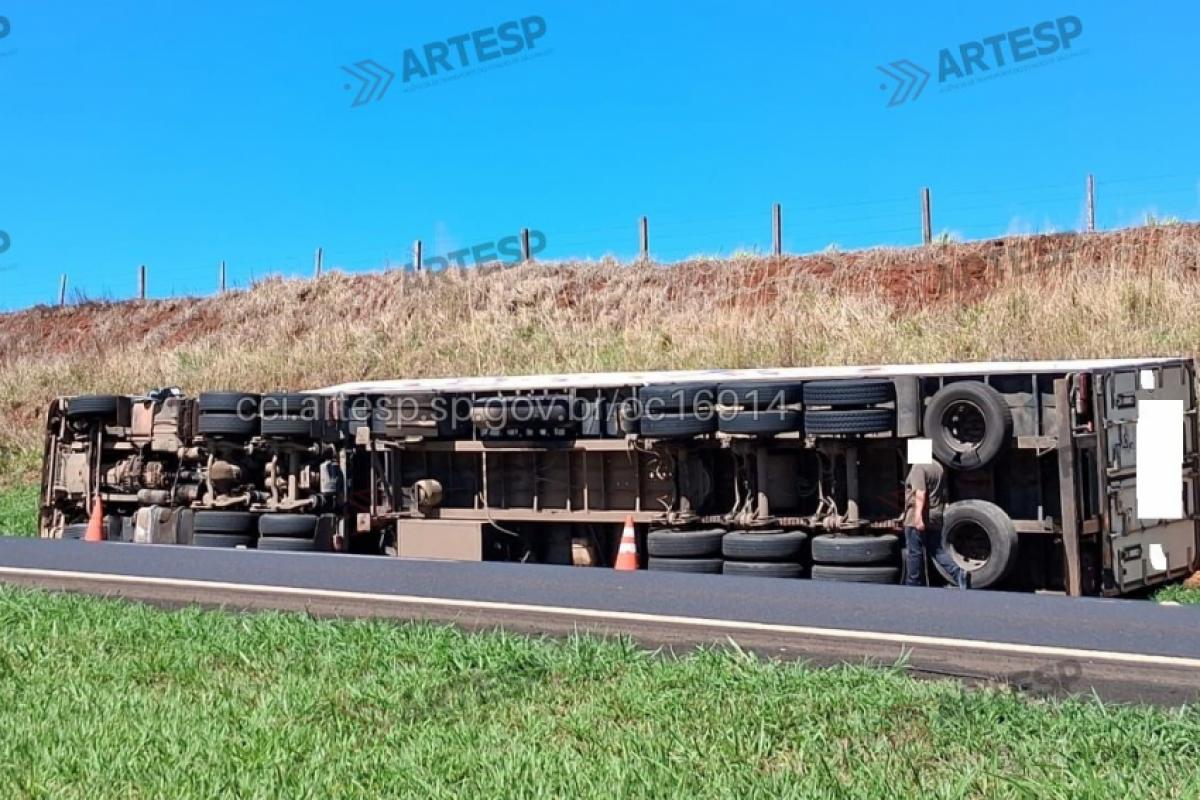 Carreta tombada no sentido Minas Gerais