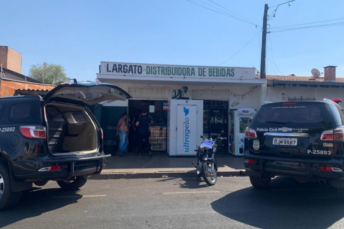 Viaturas da Polícia Civil em frente a comércio com suspeita de adulteração de bebidas