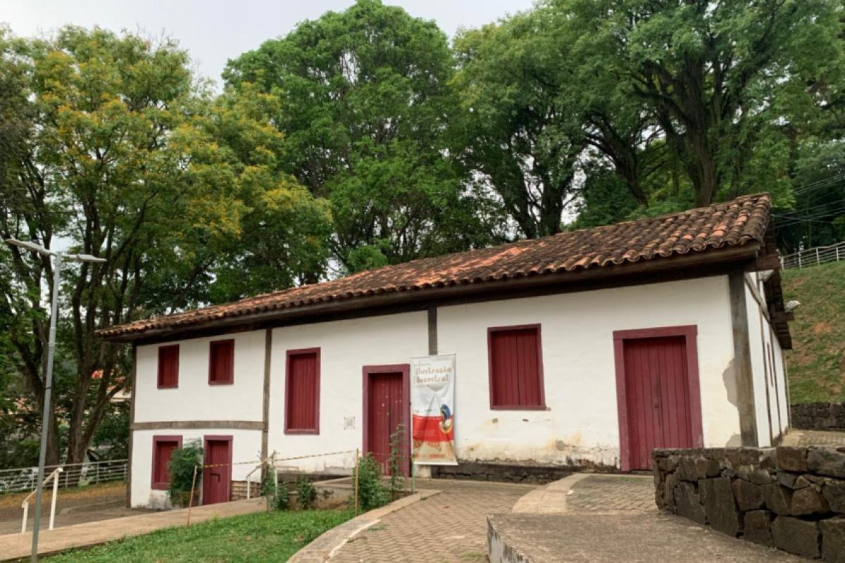 Moradores também informaram que trechos da edificação apresentam partes quebradas e acúmulo de bolor