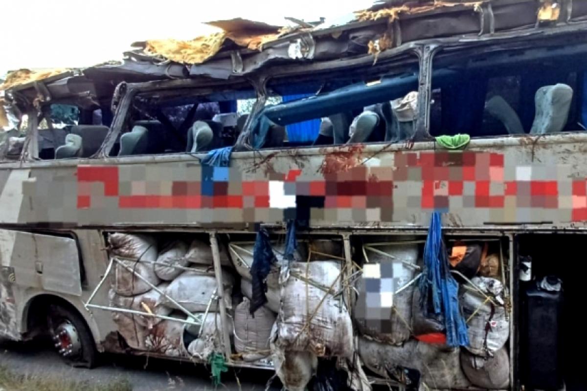 O ônibus ficou totalmente destruído no grave acidente. 