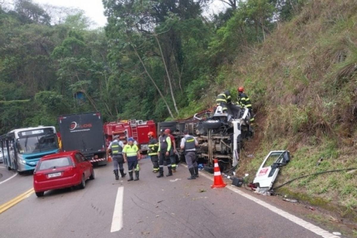 Caminhão tombou na rodovia
