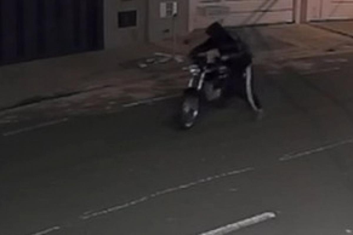 Criminoso fugindo com moto de barbeiro em Franca
