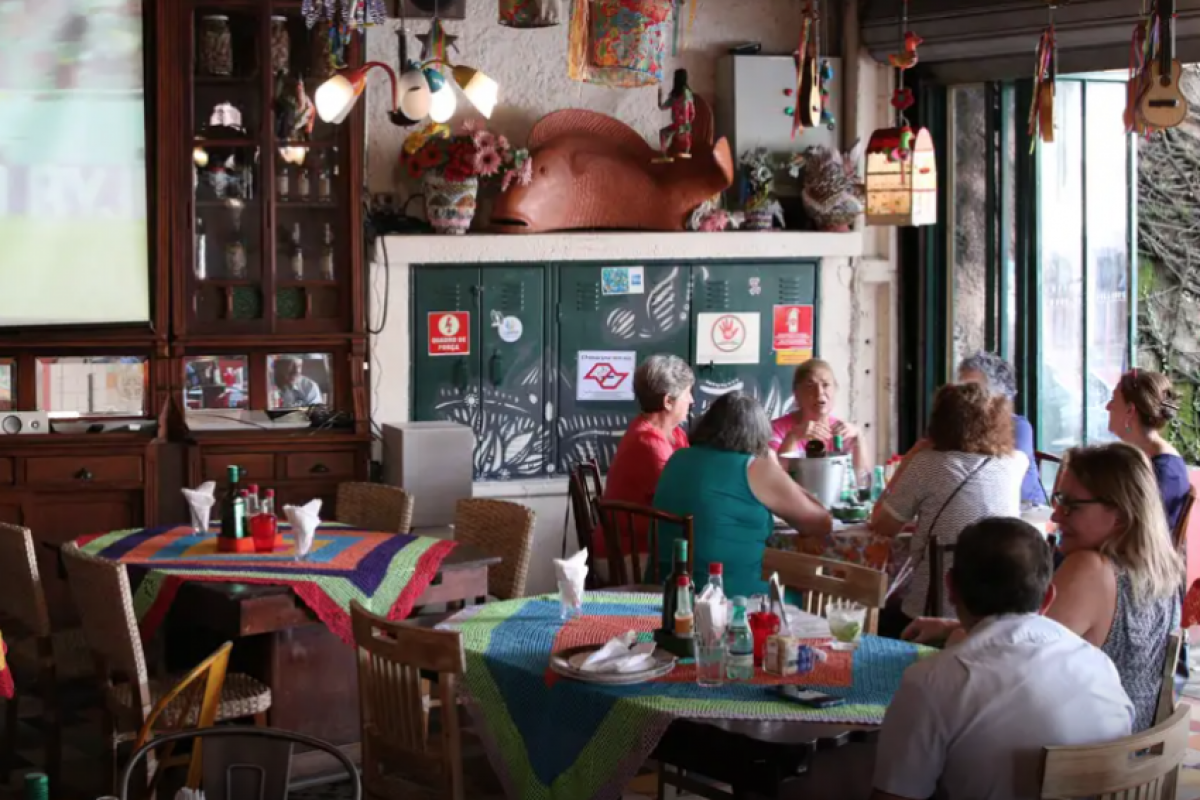 A recomendação forte é: não consuma bebida alcoólica, principalmente os destilados.