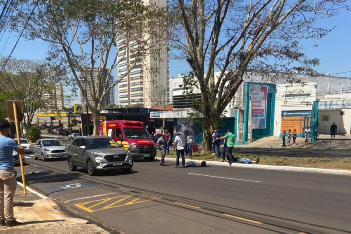 Osvaldo Alves da Rocha, de 93 anos, caiu junto ao meio-fio da avenida Brasília após o atropelamento; motociclista ficou caído no canteiro central.