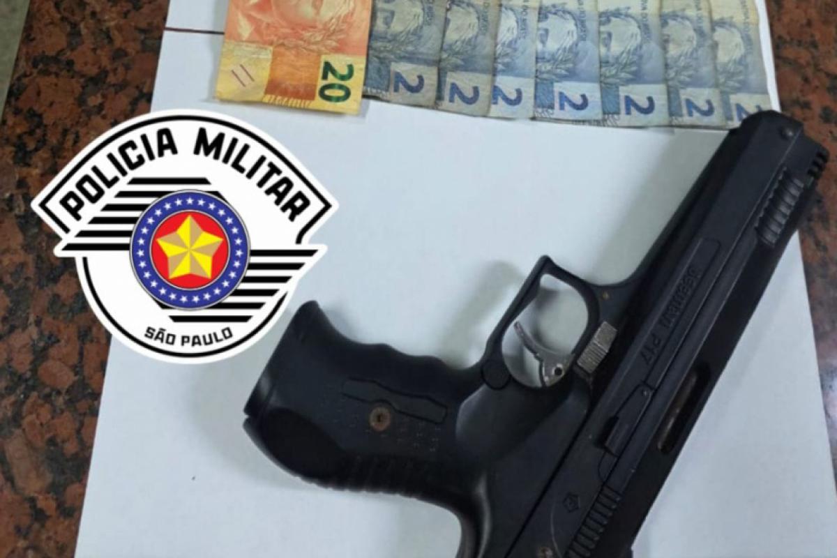 O simulacro e as drogas foram apreendidos pela polícia