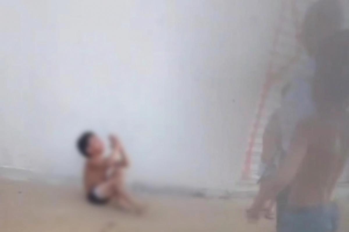 Criança implorando para não apanhar durante briga na rua