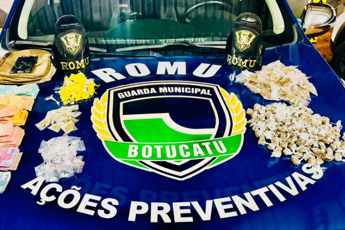 Foram apreendidas 285 porções de entorpecentes e R$ 2.665,00 em dinheiro