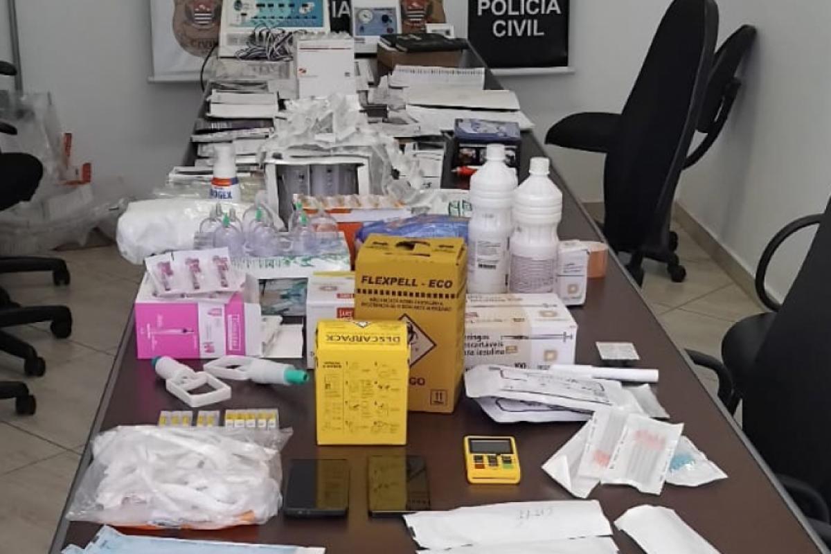 A mulher foi presa e o material apreendido pela Polícia Civil. 