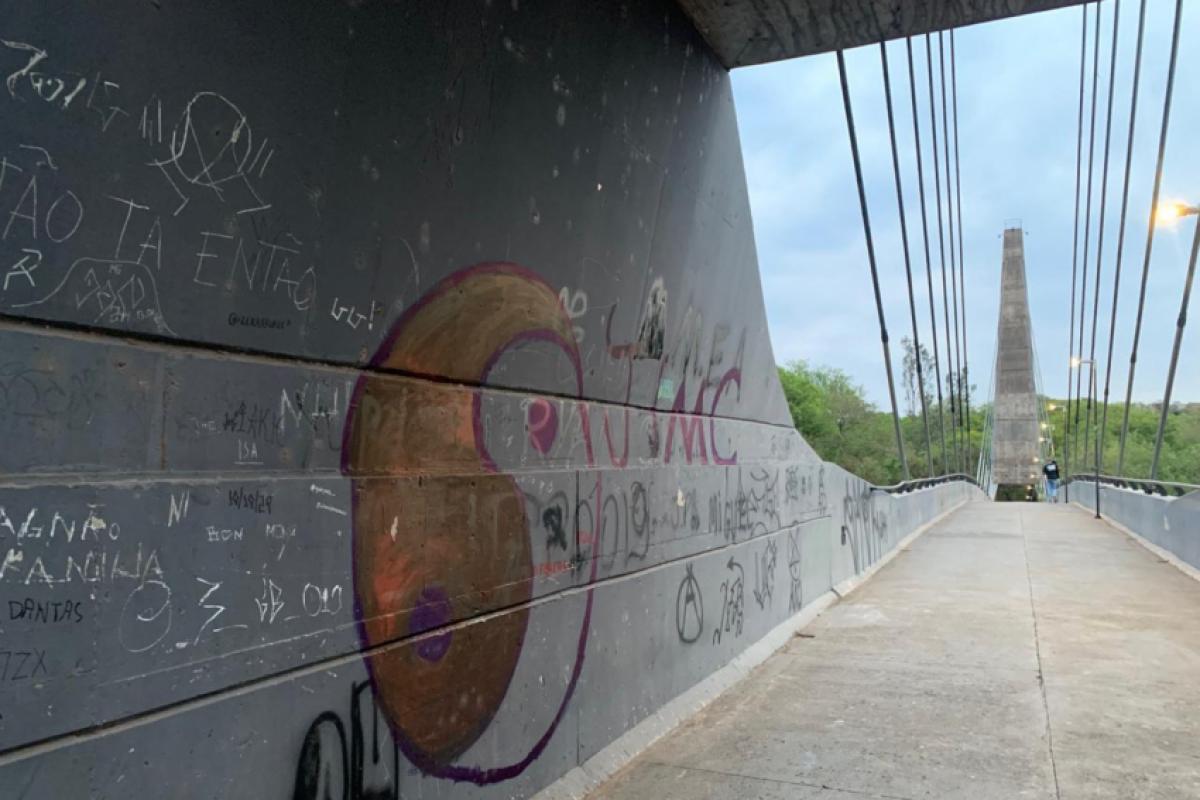 De acordo com os relatos, as pichações cobrem praticamente toda a extensão da estrutura, de ponta a ponta, incluindo as laterais e áreas de acesso
