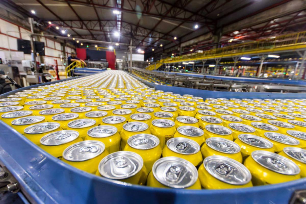 A presença de gás em bebidas como cervejas e refrigerantes também dificulta a falsificação