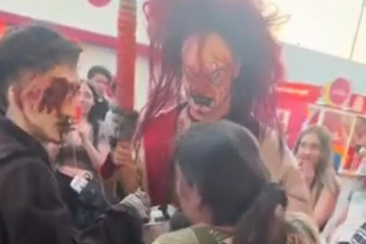 Testemunhas gravaram o momento em que o ator, caracterizado como palhaço, se aproximou do grupo da jovem. 